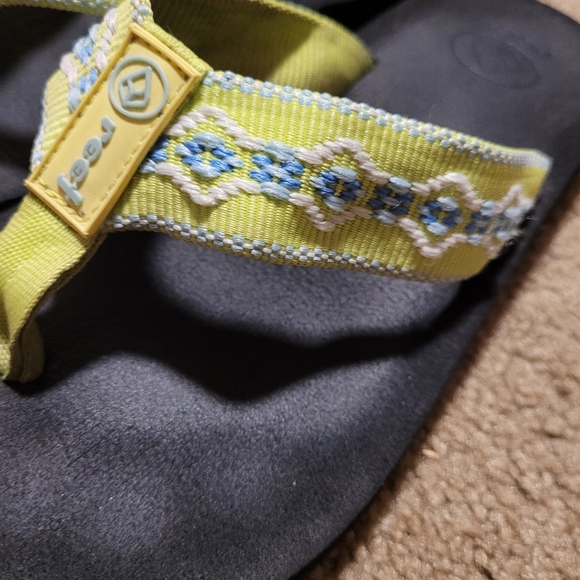 Women's Reef flip flops, size 7 - Picture 3 of 9